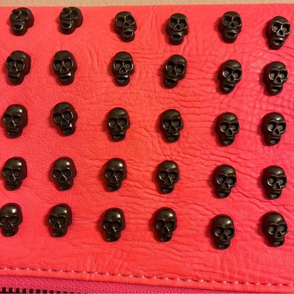 Hot pink skull clutch/shoulder bag with gunmetal hardware - Picture 3 of 9